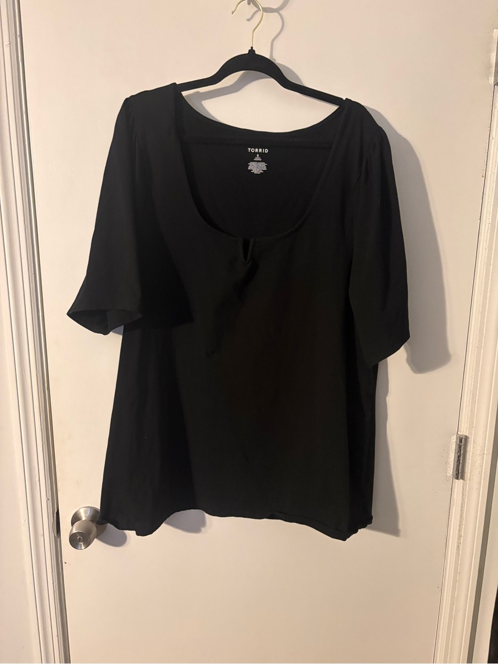 torrid Black Scoop Neck Short Sleeve Tee with small V cut out & ruched sides.